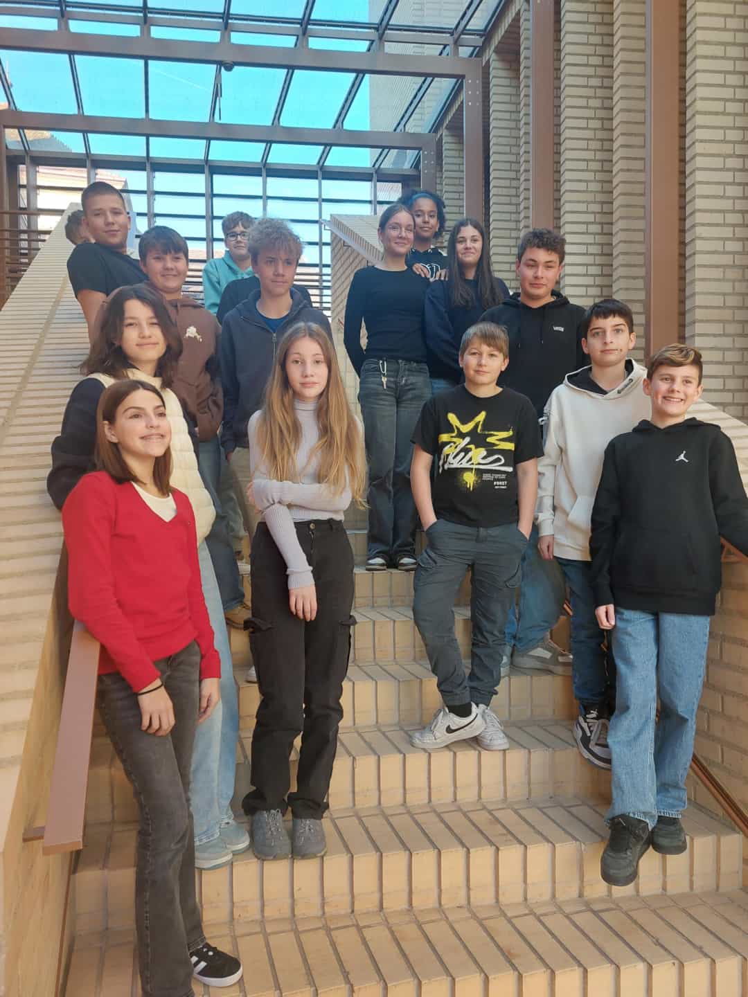 Die Klasse 2a der Realschule Eschen besucht das Landtagsgebäude